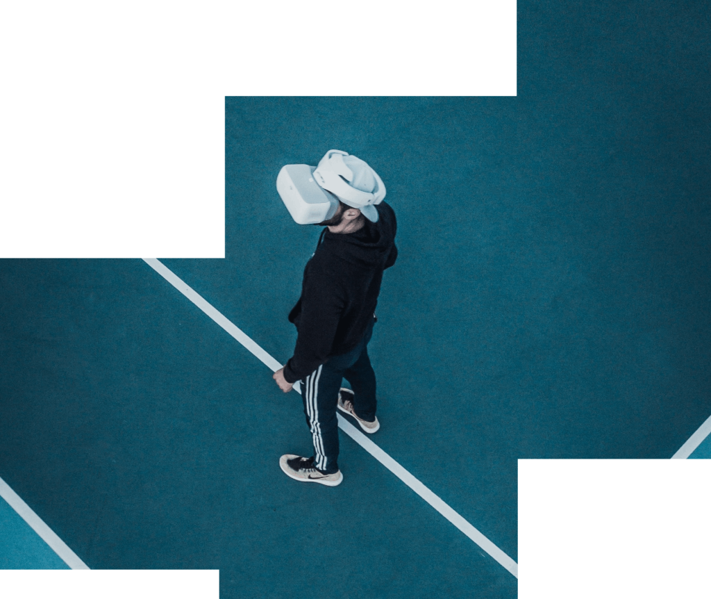 Man met vr bril op een tennis veld